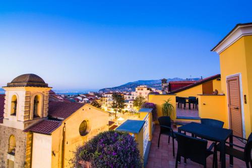 a balcony with a table and chairs on a building at Sine Tempore in Sorrento