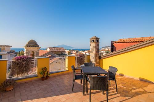 a patio with a table and chairs on a balcony at Sine Tempore in Sorrento