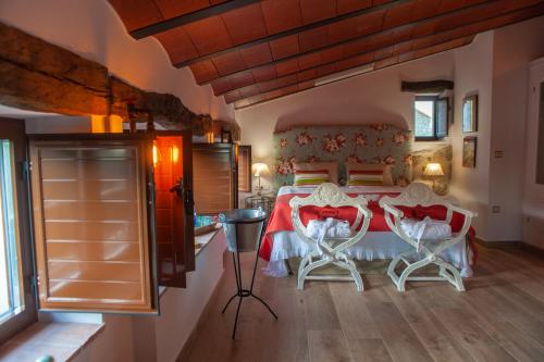 Trevejo的住宿－Agua D Estrellas，一间卧室配有一张带两把椅子和一张桌子的床。