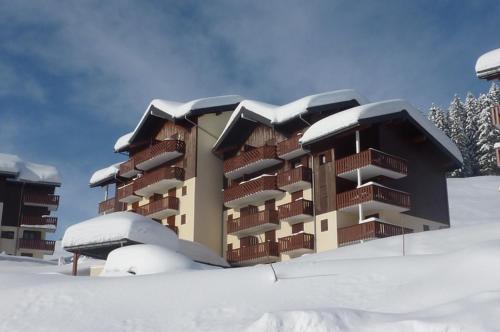 un immeuble d'appartements recouvert de neige. dans l'établissement MBS e16, à Manigod