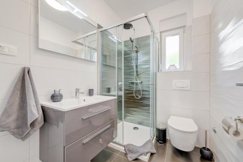 NEW, private heated swimming POOL, free parking, Trogir centar