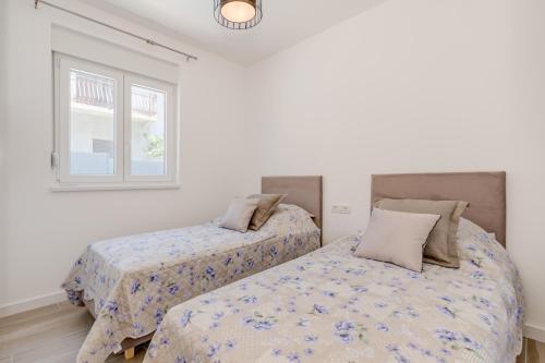 NEW, private heated swimming POOL, free parking, Trogir centar