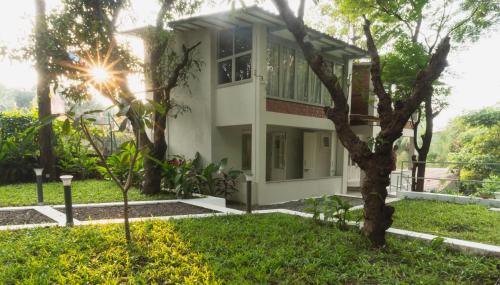 a house with a tree in front of it at The Island Sanctuary - A Village Secret in Chorao