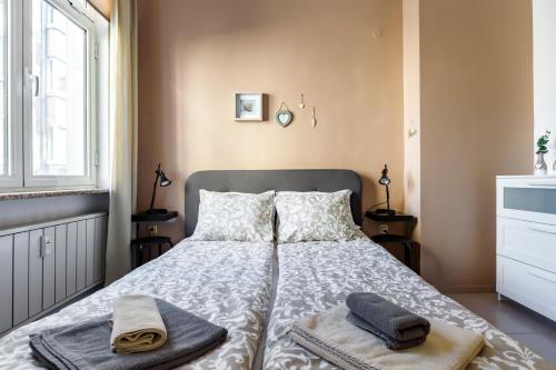 Apartment 11 في صوفيا: غرفة نوم بها سرير عليه مناشف