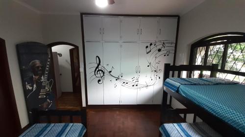 Ένα ή περισσότερα κρεβάτια σε δωμάτιο στο Lodge Hostel Piracicaba