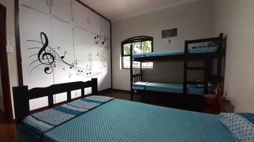 Giường tầng trong phòng chung tại Lodge Hostel Piracicaba