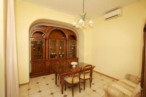 a dining room with a table and a couch at Sine Tempore in Sorrento