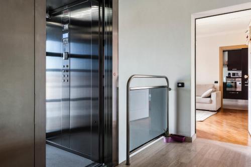 a elevator in a room with a glass door at Hostly - Family Home Strada dell'Olio - Brand new 2BR, 2 Bathrooms with AC in Cascina