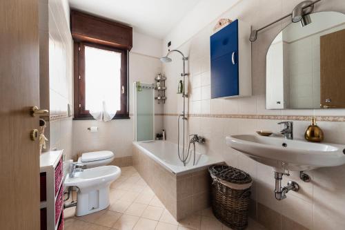 Hostly - Family Home Strada dell'Olio - Brand new 2BR, 2 Bathrooms with AC tesisinde bir banyo