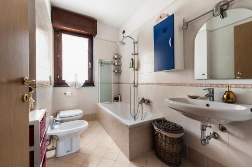 A bathroom at Hostly - Family Home Strada dell'Olio - Brand new 2BR, 2 Bathrooms with AC