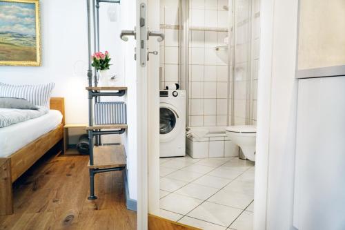 薩勒河畔瑙姆堡的住宿－Apartment Dompredigergasse，一间带卫生间和洗衣机的浴室