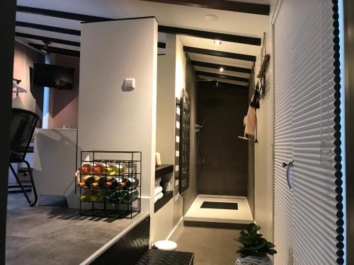 a hallway with a door with a basket of fruit at Pakhuis 5 in Katwijk aan Zee