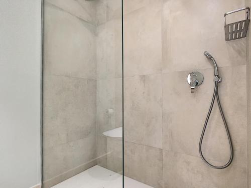 Ένα μπάνιο στο Antilia Terraces Apartment - 1809