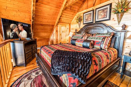 um quarto com uma cama e uma televisão num quarto em #2160 Ooh Myy em Sevierville