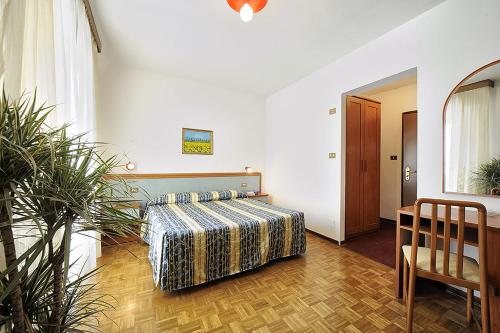 Ένα ή περισσότερα κρεβάτια σε δωμάτιο στο Hotel Bertusi
