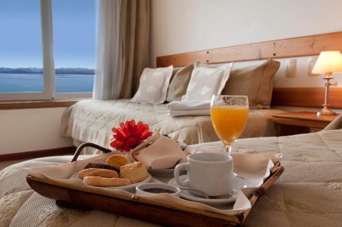 En eller flere senge i et værelse på Hotel Huemul