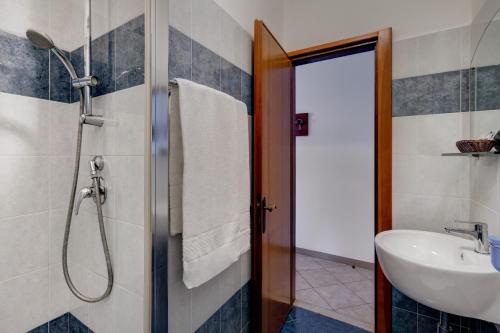リド・ディ・イエゾロにあるHotel Frankのバスルーム(シンク、シャワー付)