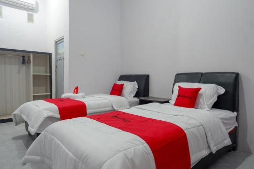 Кровать или кровати в номере RedDoorz near Pasar Baru Mamuju