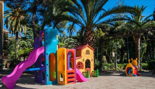 un parco giochi con casetta per giocattoli e scivolo di Residenza Abbo a Diano Marina