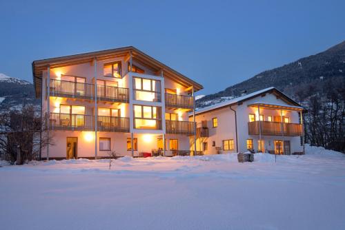 ein großes Haus im Schnee in der Nacht in der Unterkunft Bauernhof Residence Hausergut in Schluderns