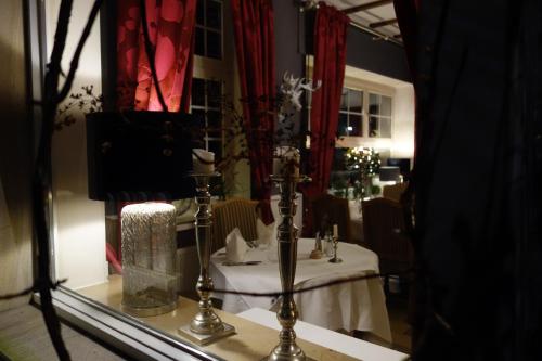 a reflection of a table in a window of a restaurant at Hotel & Restaurant Venner Moor in Senden