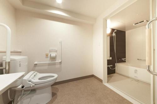 越谷市にあるHotel Sun Clover Koshigaya Station - Vacation STAY 55386のトイレとシャワー付きの白いバスルーム