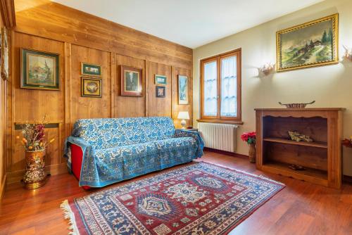 Una sala de estar con un sofá y una chimenea. en Villa S. Francesco - Stayincortina, en Cortina dʼAmpezzo