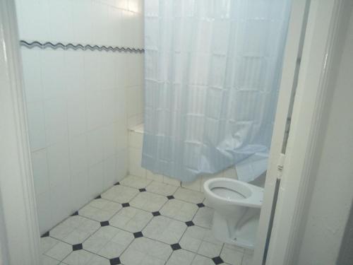 y baño blanco con aseo y ducha. en Appartement à Houmt Souk Jerba en Houmt El Souk