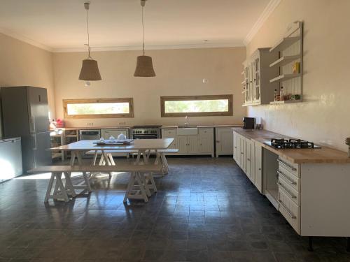 een grote keuken met een tafel en een eetkamer bij La Villa Berbère in Marrakesh