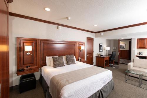 A bed or beds in a room at Hillsdale College Dow Hotel and Conference Center