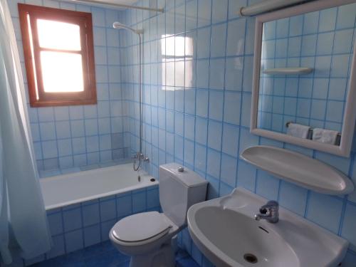 A bathroom at Apartamentos Los Pinares Benet