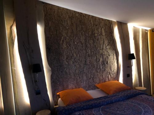 サン・ジョリオにあるAux prés du lacのベッド1台(上にオレンジの枕2つ付)