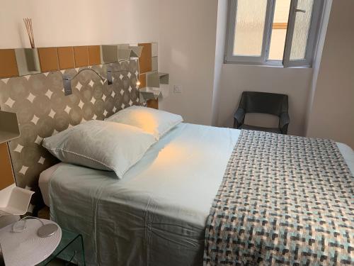 une chambre avec un grand lit et une chaise dans l'établissement Appartment near Louvre, central, à Paris