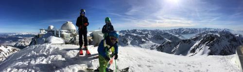 dos personas de pie en la cima de una montaña cubierta de nieve en Camping Happy Pyrénées en Saligos