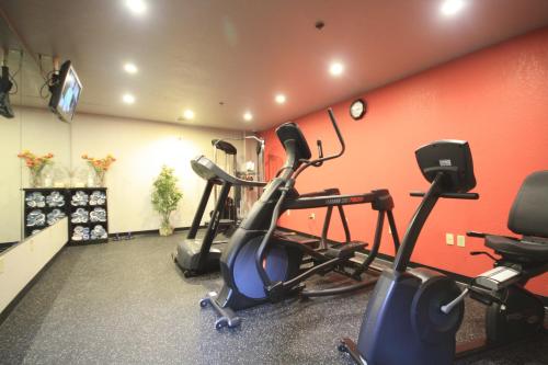 Фитнес-центр и/или тренажеры в Ramada by Wyndham Sioux Falls Airport - Waterpark Resort & Event Center
