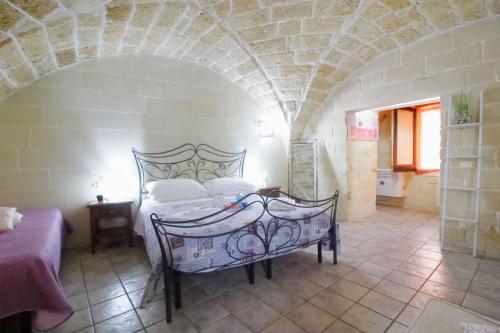 1 dormitorio con 1 cama en una habitación con arco en White Suite B&B, en Lecce