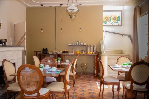 jadalnia ze stołem i krzesłami w obiekcie Hotel Casa Branca w mieście Uruguaiana