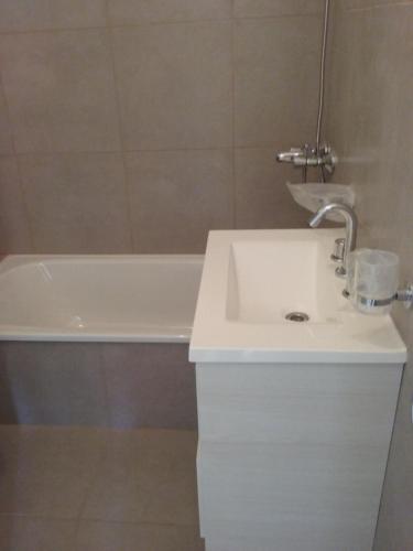 a bathroom with a sink and a bath tub at Departamento de la Bahia in Bahía Blanca