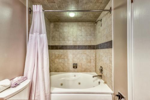 ブルー・マウンテンズにあるCachet Crossing 213のバスルーム(バスタブ、シャワーカーテン付)