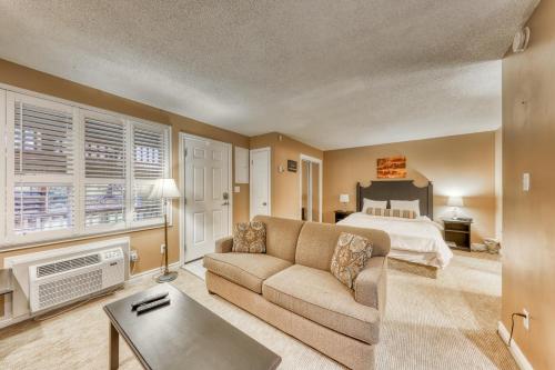 una sala de estar con una cama y un sofá en Condo 903 at North Creek Resort, en Blue Mountains