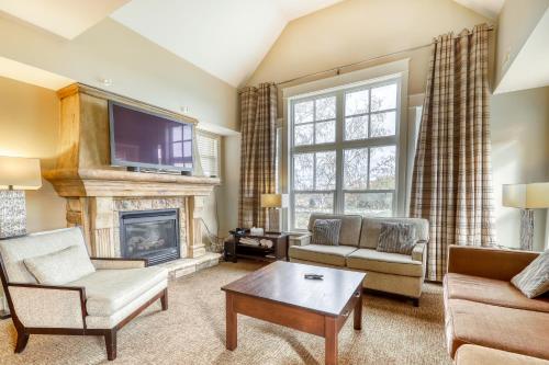 a living room with a fireplace and a tv at Rivergrass 226 in Blue Mountains