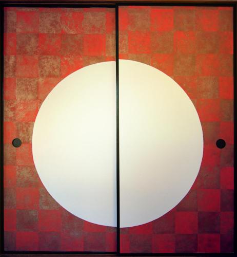 a white circle on a red tiled wall at Guest room Kamakura Nagomi -Hydrangea- in Kamakura