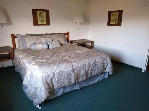 מיטה או מיטות בחדר ב-The Wilderness Inn