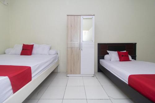 Postel nebo postele na pokoji v ubytování RedDoorz @ Frans Seda Kupang