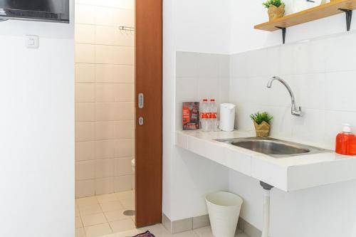 Kuhinja ili čajna kuhinja u objektu RedDoorz Plus @ EcoHome Citra Raya Tangerang