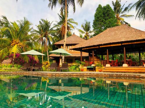 a resort with a swimming pool and a restaurant at Villa Semana Resort & Spa in Ubud