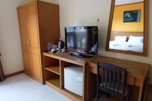 TV a/nebo společenská místnost v ubytování Baantonkhaokata Hotel