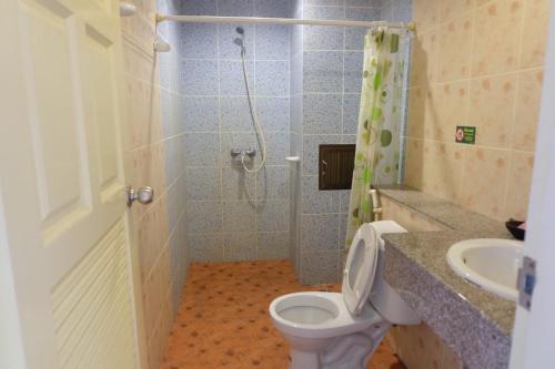 ein Bad mit einem WC, einer Dusche und einem Waschbecken in der Unterkunft Baantonkhaokata Hotel in Kata Beach