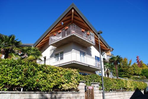 una casa con balcón en la parte superior en Bed and Breakfast AnnA, en Isera