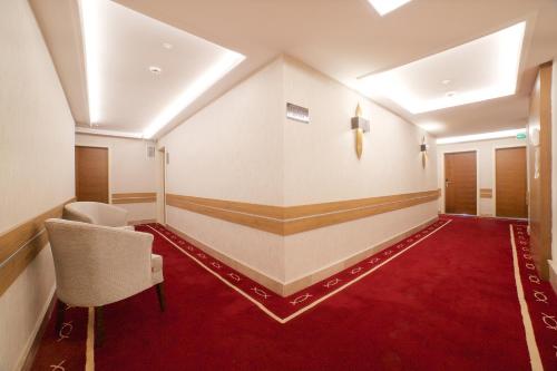 a hallway with a waiting room with a red carpet at SORRISO HOTEL DUE in Istanbul